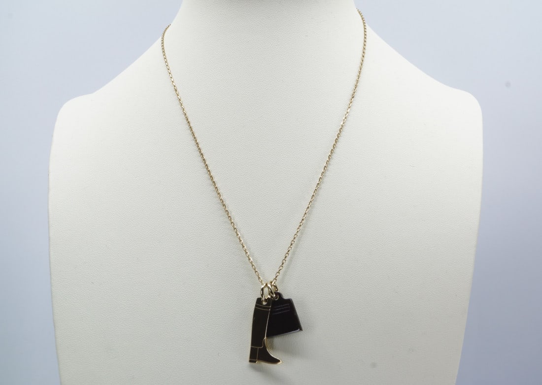 Hermes Necklace - Amulette Maroquinier - Full Set - Excellent condition: Title: Hermes Necklace - Amulette Maroquinier - Full Set - Excellent condition Materials: Horn Description: Specifications Brand: HermÃ¨sÂ® Object type: Necklace Model: Amulette Maroquinier Pendan