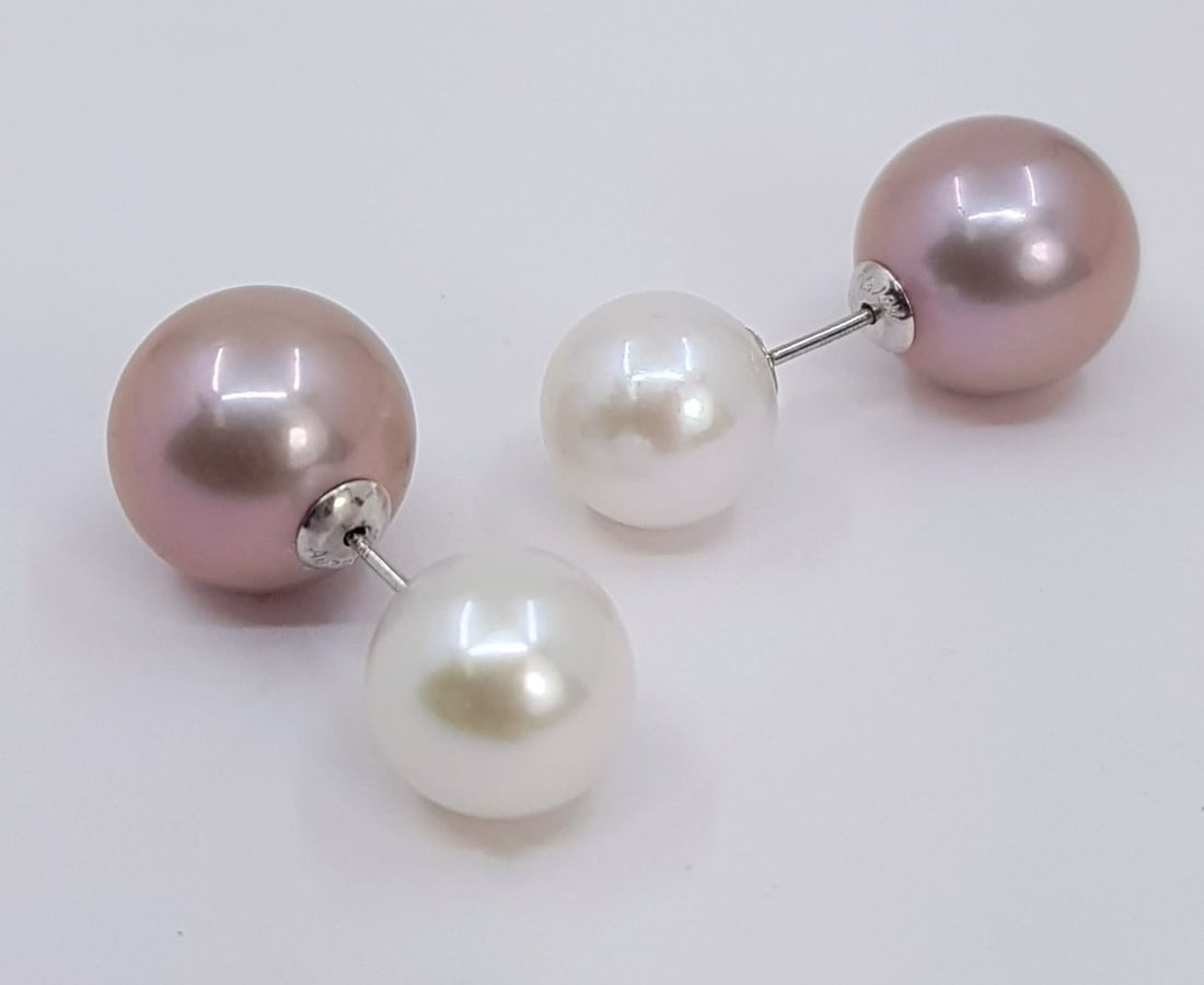 8.5x10.5mm Round White and Pink Edison Pearls - 18kt White gold - Earrings: Title: 8.5x10.5mm Round White and Pink Edison Pearls - 18kt White gold - Earrings Description: These earrings showcase a modern and iconic design. The timeless style is composed of two pairs high qual