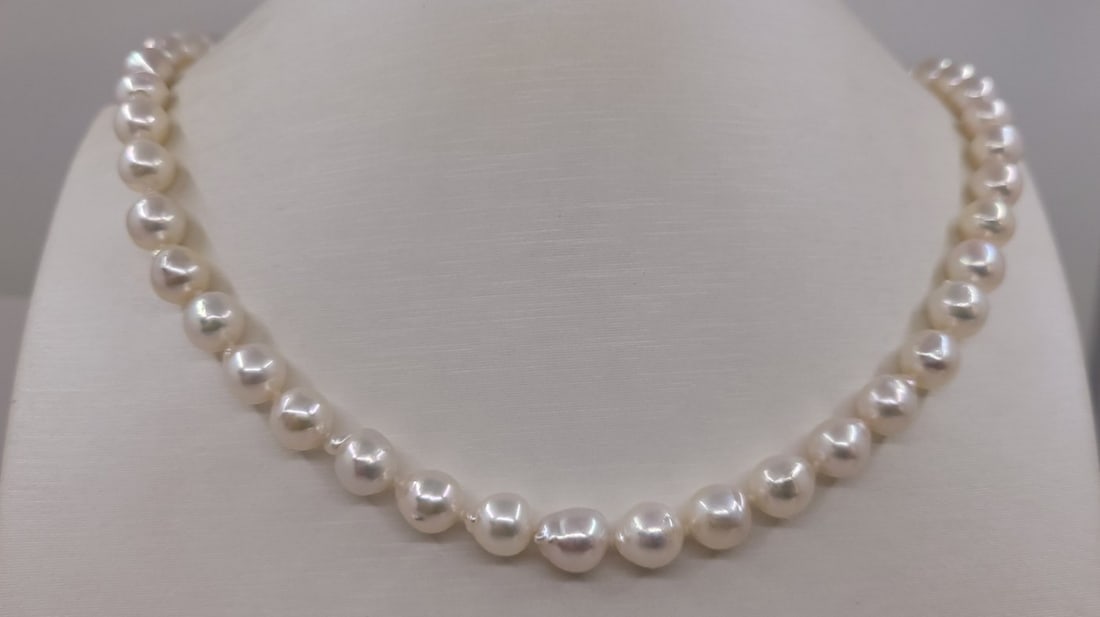 7.5x8mm White Baroque Akoya Pearls - Necklace: Title: 7.5x8mm White Baroque Akoya Pearls - Necklace Description: A modern twist to the classic Akoya pearl necklace ! A beautiful trendy pearl necklace of white saltwater AAA Akoya pearls with except