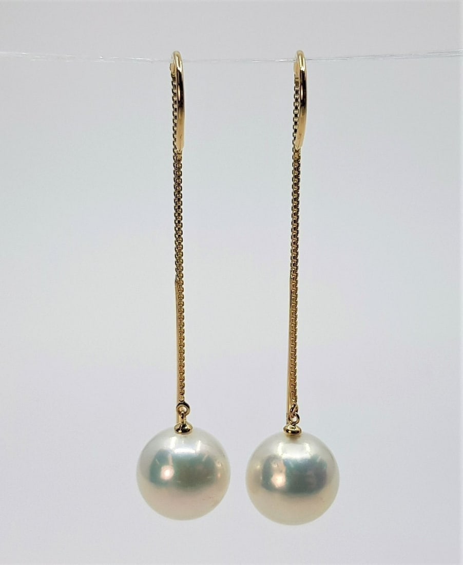 10mm Round Bright Edison Pearls - 18 kt. Yellow gold - Earrings: Title: 10mm Round Bright Edison Pearls - 18 kt. Yellow gold - Earrings Description: Produced in the warm oceans of Southeast Asia, these pearls have a natural stunning vibrant white colour with shimme