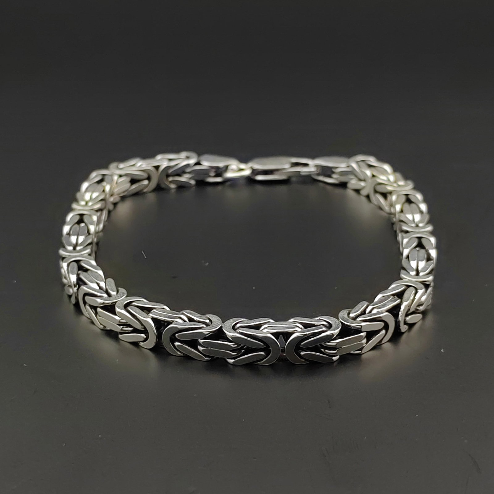925 Silver Byzanthine King's Men Bracelet: Title: 925 Silver Byzanthine King's Men Bracelet Description: 925 Sterling Silver Square Bracelet -Condition:New -Weight and Size:36g/8.26 in(21cm) Byzantine King's Chain, Koningsketen, Königs Kette,