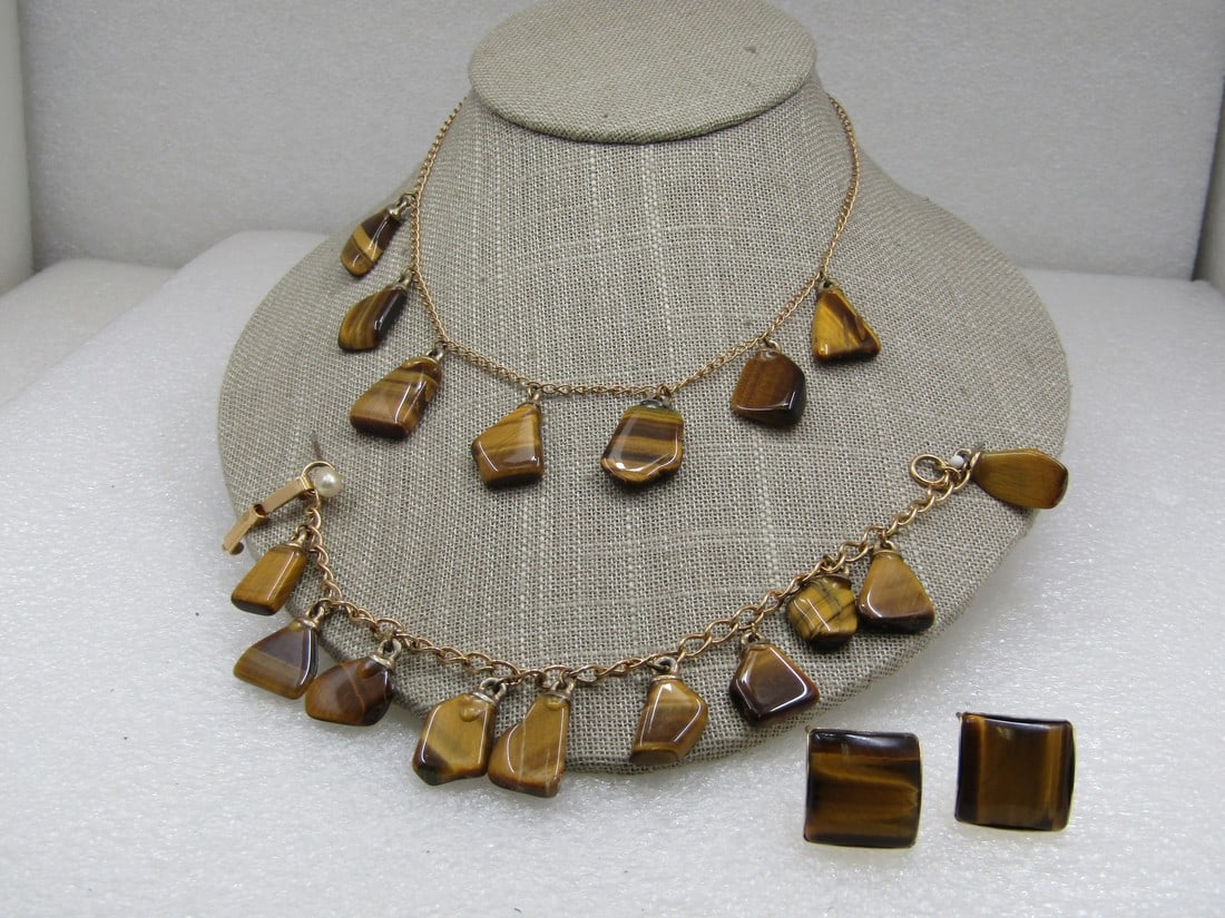Vintage Tiger's Eye, Necklace, Bracelet, Earrings, Set, 1960's-1970's: Vintage Tiger's Eye, Necklace, Bracelet, Earrings, Set, 1960's-1970's. Southwestern appeal too. The necklace is 15" with 7 dangling polished nuggets that are flat on the front nad back, spring clasp. 