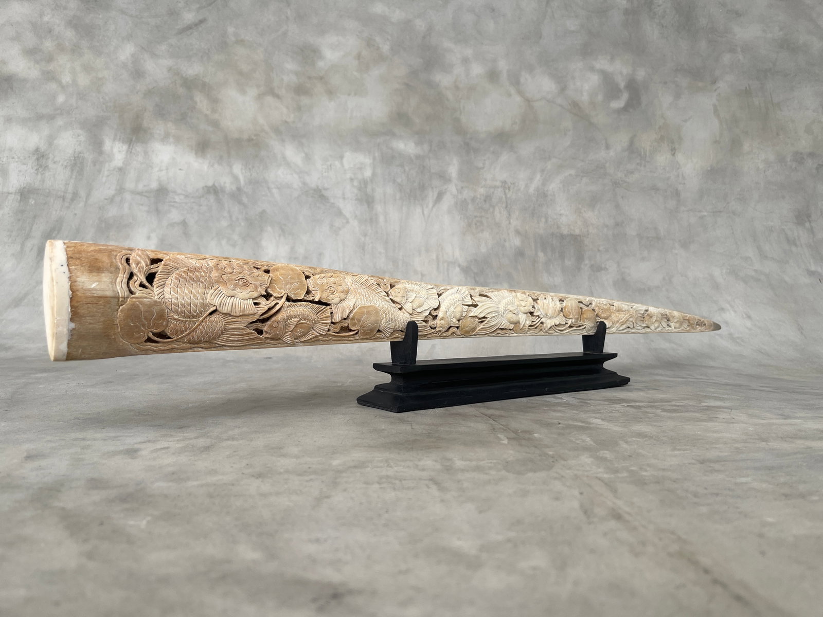 Stunning large carved swordfish tusk - Japanese koi motif: Title: Stunning large carved swordfish tusk - Japanese koi motif Maker: Unknown Origin: Indonesia Date/Period: 2023 Materials: Xiphias Gladius, Bone, Wood Dimensions:Length: 89 cm / 35 inches Descript