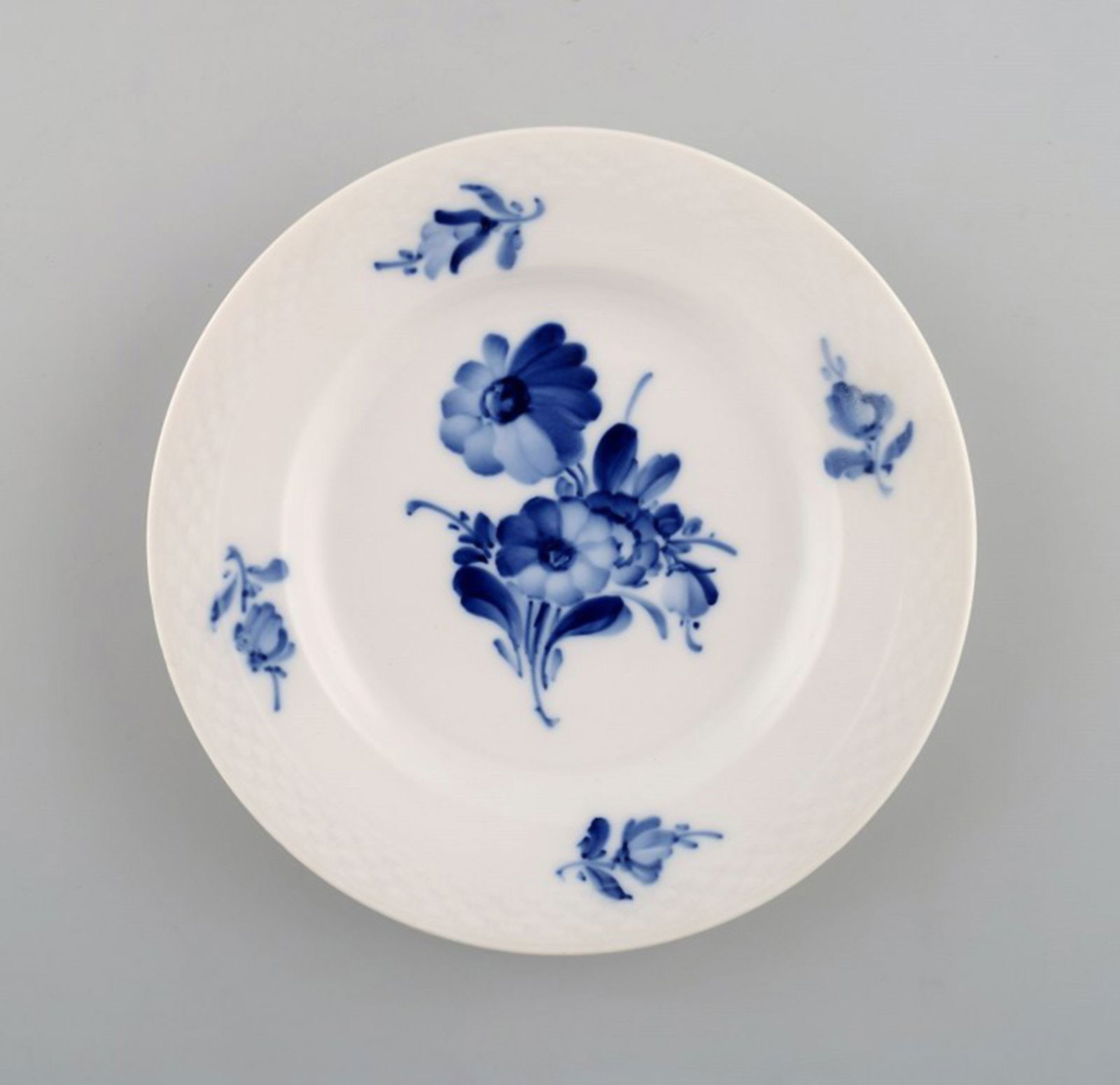 Blue flower braided cake plates from Royal Copenhagen. Number 10/8092. 12 pcs. in stock. (1 of 4)