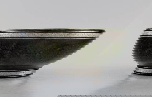 Wilhelm Kåge (1889-1960) for Gustavsberg. Argenta art deco bowl in glazed ceramics. Beautiful: Wilhelm Kåge (1889-1960) for Gustavsberg. Argenta art deco bowl in glazed ceramics. Beautiful glaze in shades of dark green with silver inlay. Dated 1937. Measures: 17.5 x 7 cm. In excellent cond