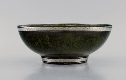 Wilhelm Kåge (1889-1960) for Gustavsberg. Argenta art deco bowl in glazed ceramics. Beautiful: Wilhelm Kåge (1889-1960) for Gustavsberg. Argenta art deco bowl in glazed ceramics. Beautiful glaze in shades of dark green with silver inlay. Dated 1937. Measures: 17.5 x 7 cm. In excellent cond