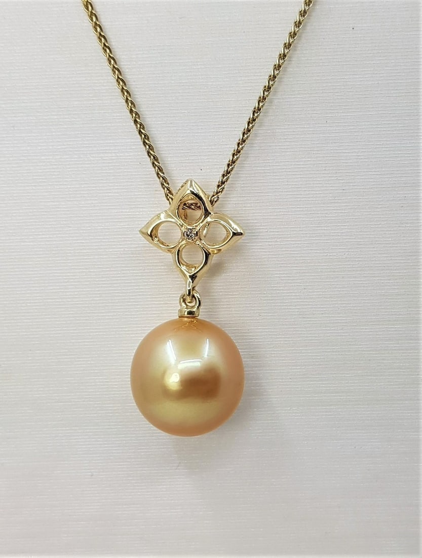 11x12mm Deep Golden South Sea Pearl Drop - 14K Yellow Gold - Pendant plus chain - 0.01 ct: Title: 11x12mm Deep Golden South Sea Pearl Drop - 14K Yellow Gold - Pendant plus chain - 0.01 ct Descriptions: The pendant is 14K yellow gold. The chain is 925 silver vermeil and is added as a gift. P