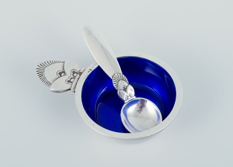 Georg Jensen Cactus. Salt cellar in sterling silver with accompanying salt spoon. Interior with: Title: Georg Jensen Cactus. Salt cellar in sterling silver with accompanying salt spoon. Interior with royal blue enamel. Description: Georg Jensen Cactus. Salt cellar in sterling silver with accompan