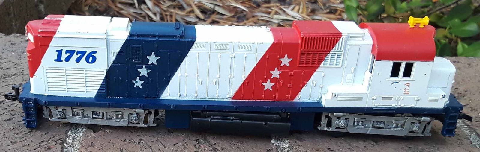 Spirit of '76 diesel locomotive, HO scale , c10. (1 of 4)