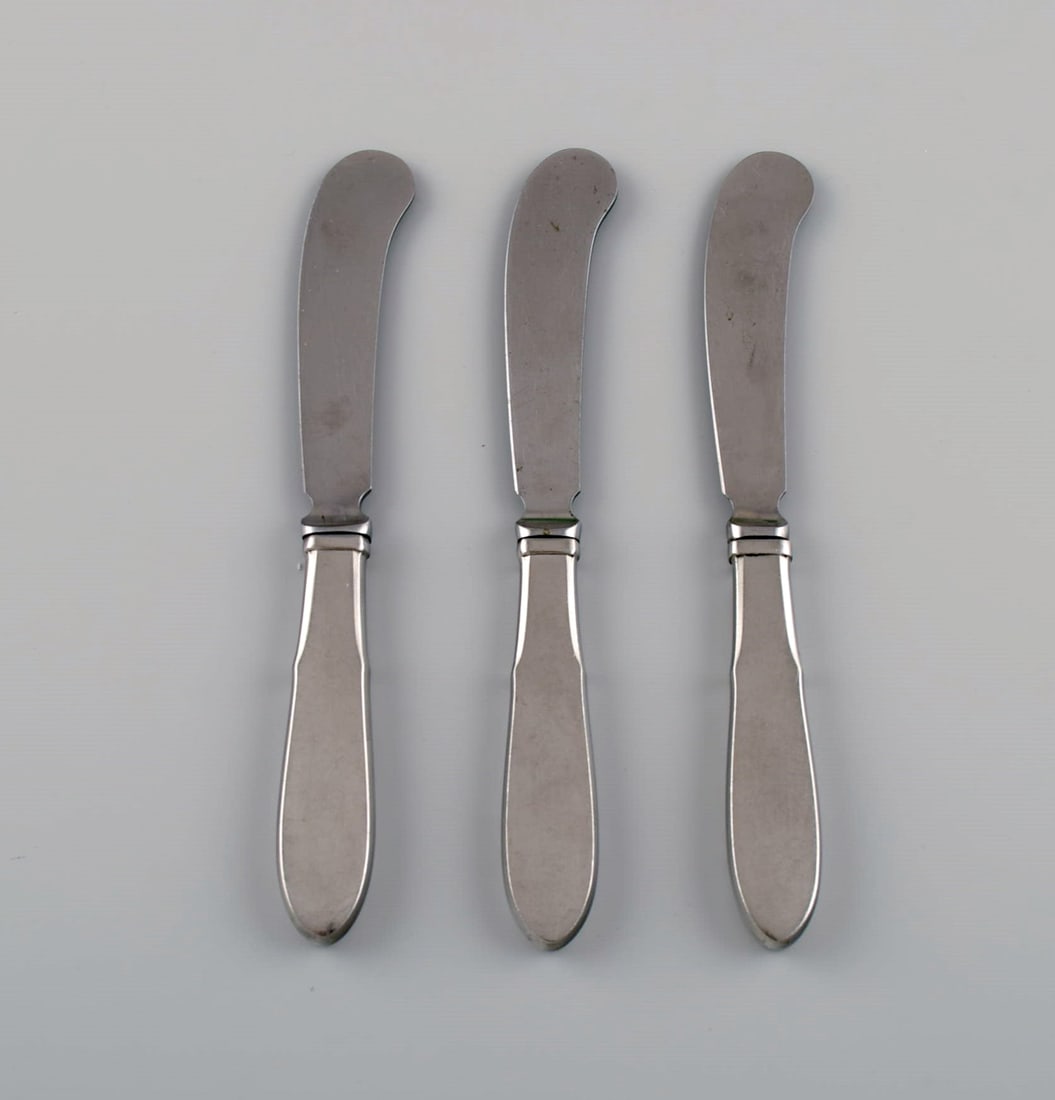 Gundorph Albertus for Georg Jensen. Three Mitra butter knives in stainless steel. 1970s.: Title: Gundorph Albertus for Georg Jensen. Three Mitra butter knives in stainless steel. 1970s. Description: Gundorph Albertus for Georg Jensen. Three Mitra butter knives in stainless steel. 1970s. Le