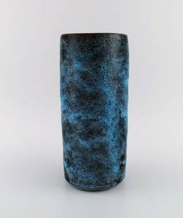 Pieter Groeneveldt (1889-1982), Dutch ceramist. Cylindrical unique vase in glazed stoneware.: Pieter Groeneveldt (1889-1982), Dutch ceramist. Cylindrical unique vase in glazed stoneware. Beautiful glaze in blue and dark shades. Mid 20th century. Measures: 27.5 x 12 cm. In excellent condition.