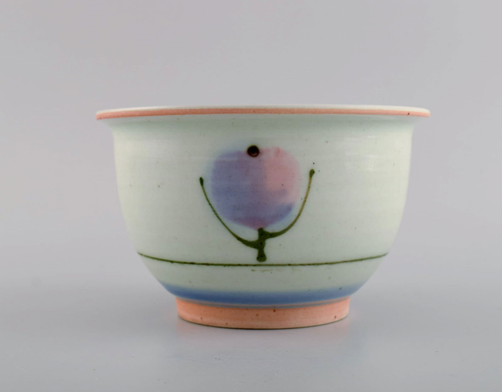 Bodil Manz (b. 1943), Denmark. Unique bowl in glazed ceramics with hand-painted flowers. 1980's.: Bodil Manz (b. 1943), Denmark. Unique bowl in glazed ceramics with hand-painted flowers. 1980's. Measures: 15 x 9.8 cm. In excellent condition. Signed. Reserve: $294.00 Shipping: Domestic: Shipping ra