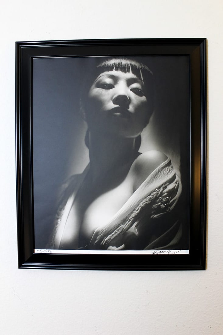 Anna May Wong By George Hurrell (1985) 16x20 US Signed Photo - Framed: Anna May Wong By George Hurrell (1985) 16x20 US Signed Photo - Framed, Please refer to the attached photos to determine the condition of this original vintage item. All sales are backed by the AAA Vin