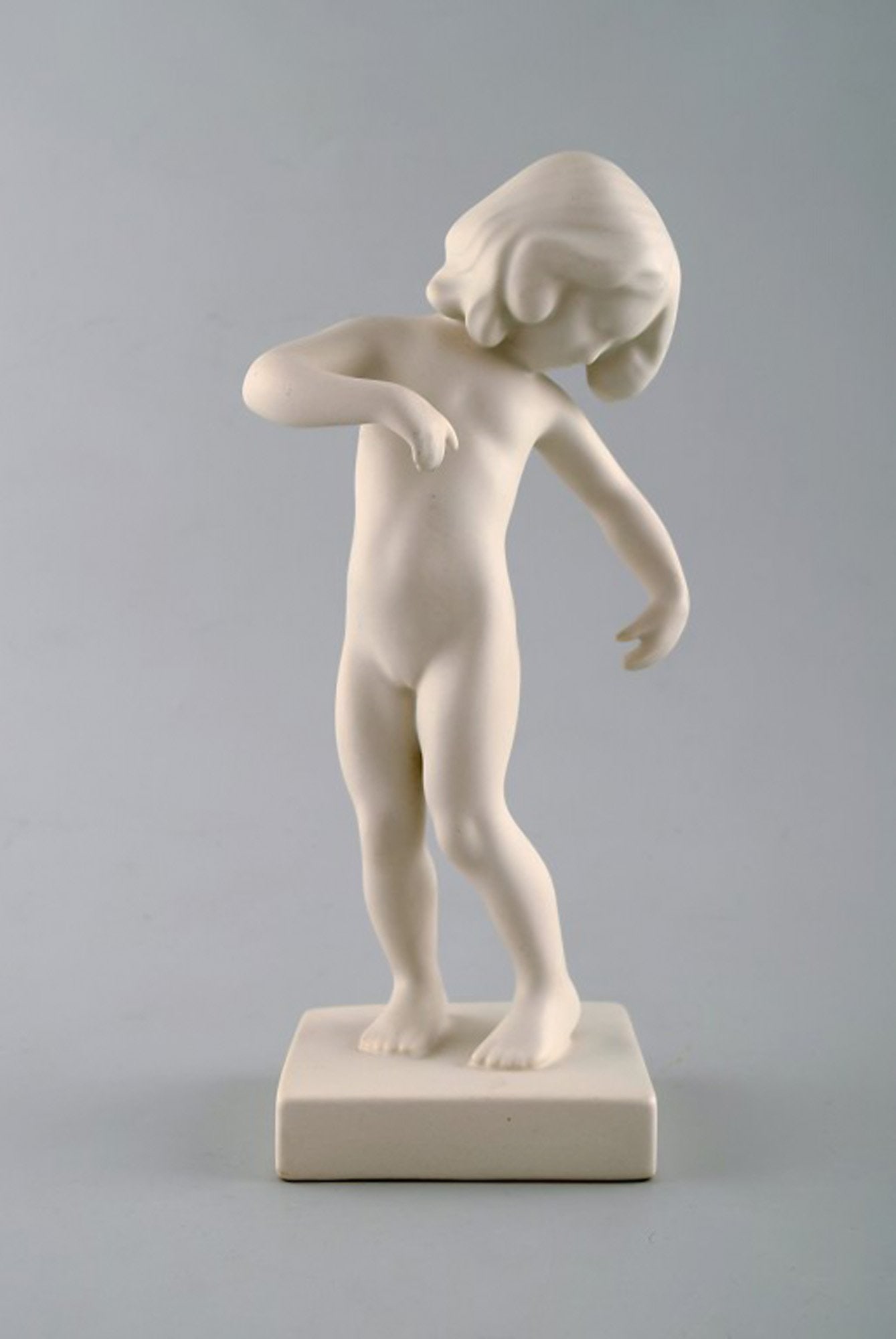 P. Ipsen's, Denmark. Girl no. 888. In rare white glaze. Venus Kalipygos, Design Kai Nielsen.: P. Ipsen's, Denmark. Girl no. 888. In rare white glaze. Venus Kalipygos, Design Kai Nielsen. 1940'erne. Measures: 22,2 x 10,5 cm. Denmark, app. 1940 s. In perfect condition. Reserve: $280.00 Shipping: