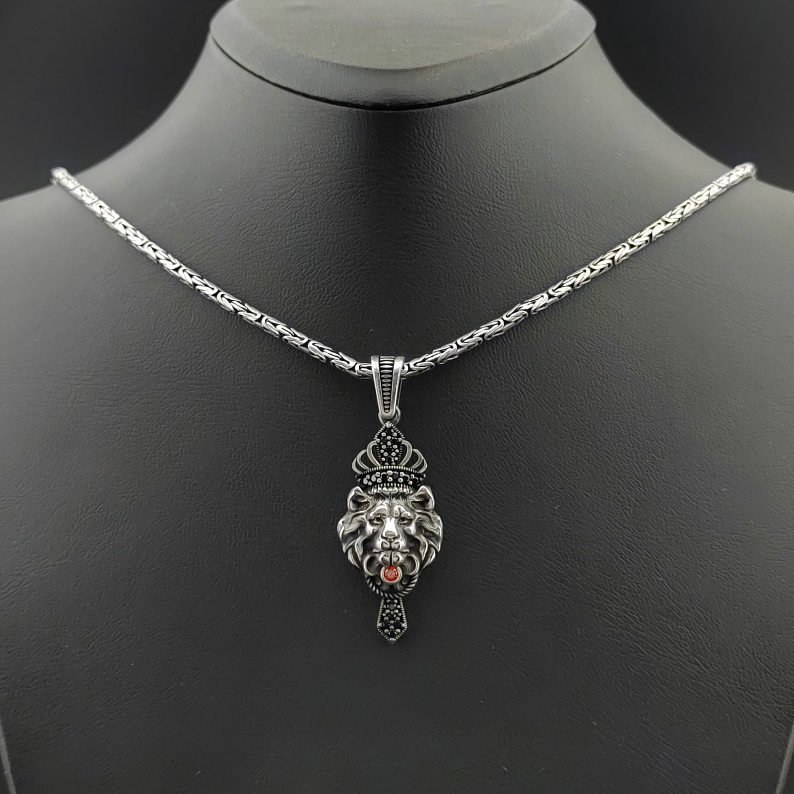 925 Silver Lion King Pendant with Chain,Men Necklace: Title: 925 Silver Lion King Pendant with Chain,Men Necklace Description: 925 Silver Chain with Lion King Pendant -Total Weight:21g Chain Size: 23.62 in(60cm). Pendant Size:0.66x1.81 in (17x46mm) (Bail