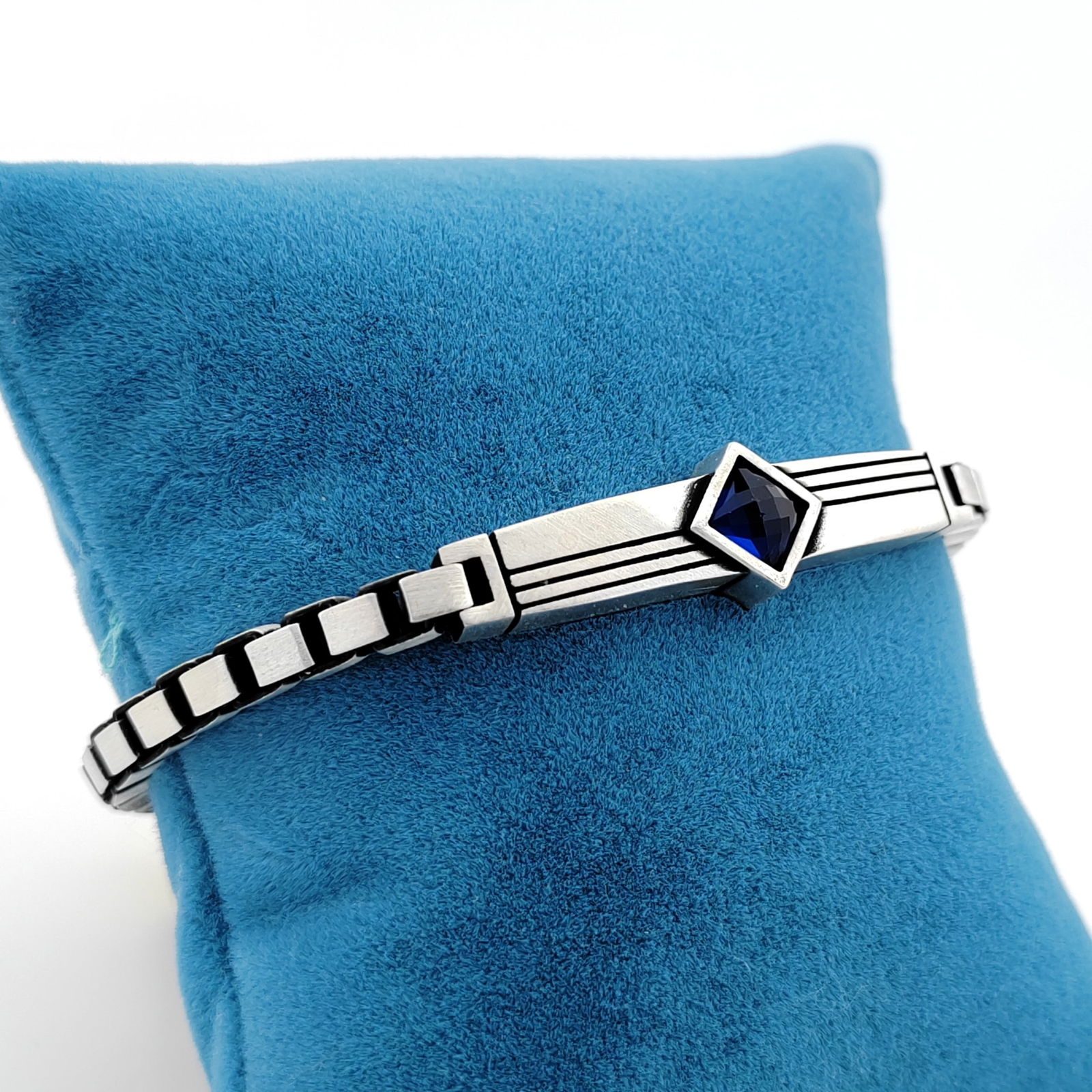 925 Sterling Silver Men's Bracelet Ornated with Blue Zircon: Title: 925 Sterling Silver Men's Bracelet Ornated with Blue Zircon Description: 925 Sterling Silver Men's Bracelet Ornated with Blue Zircon -Condition:New Weight:23.1g -Size:7.87 in(20cm) Link Thickne