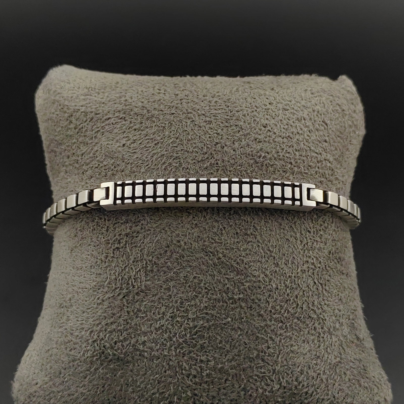 925 Sterling Silver Men's Bracelet: Title: 925 Sterling Silver Men's Bracelet Description: 925 Sterling Silver Men's Bracelet -Condition:New Weight:16.5g -Size:7.87 in(20cm) Bead Thickness:0.14 inch (3.7mm) With Gift Box. Express Shippi