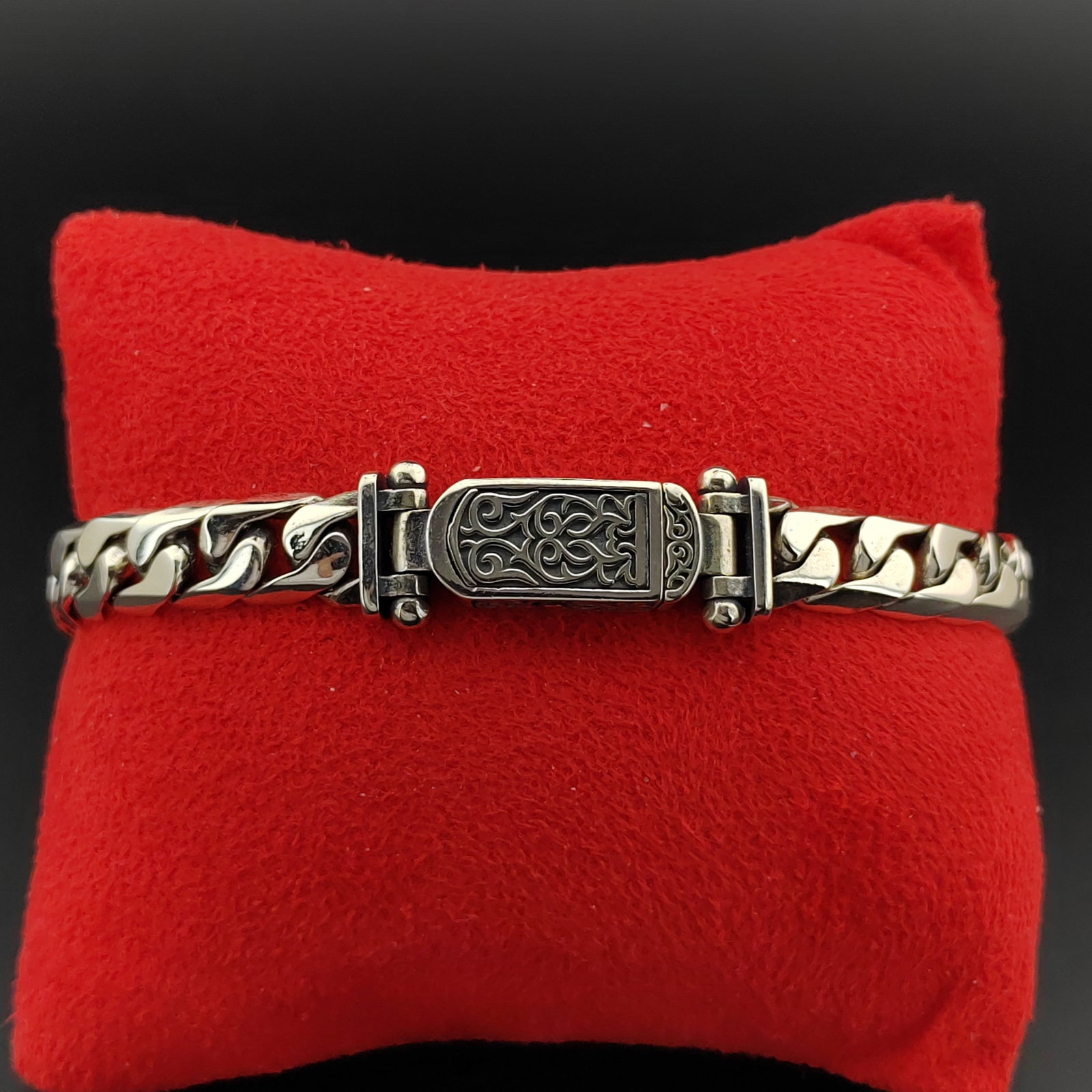 925 Sterling Silver Men's Bracelet: Title: 925 Sterling Silver Men's Bracelet Description: 925 Sterling Silver Men's Bracelet -Condition:New Weight:44.8g -Size:8.85 in(22.5cm) Link Width:0.35 inch (9.1mm) With Gift Box. Express Shipping