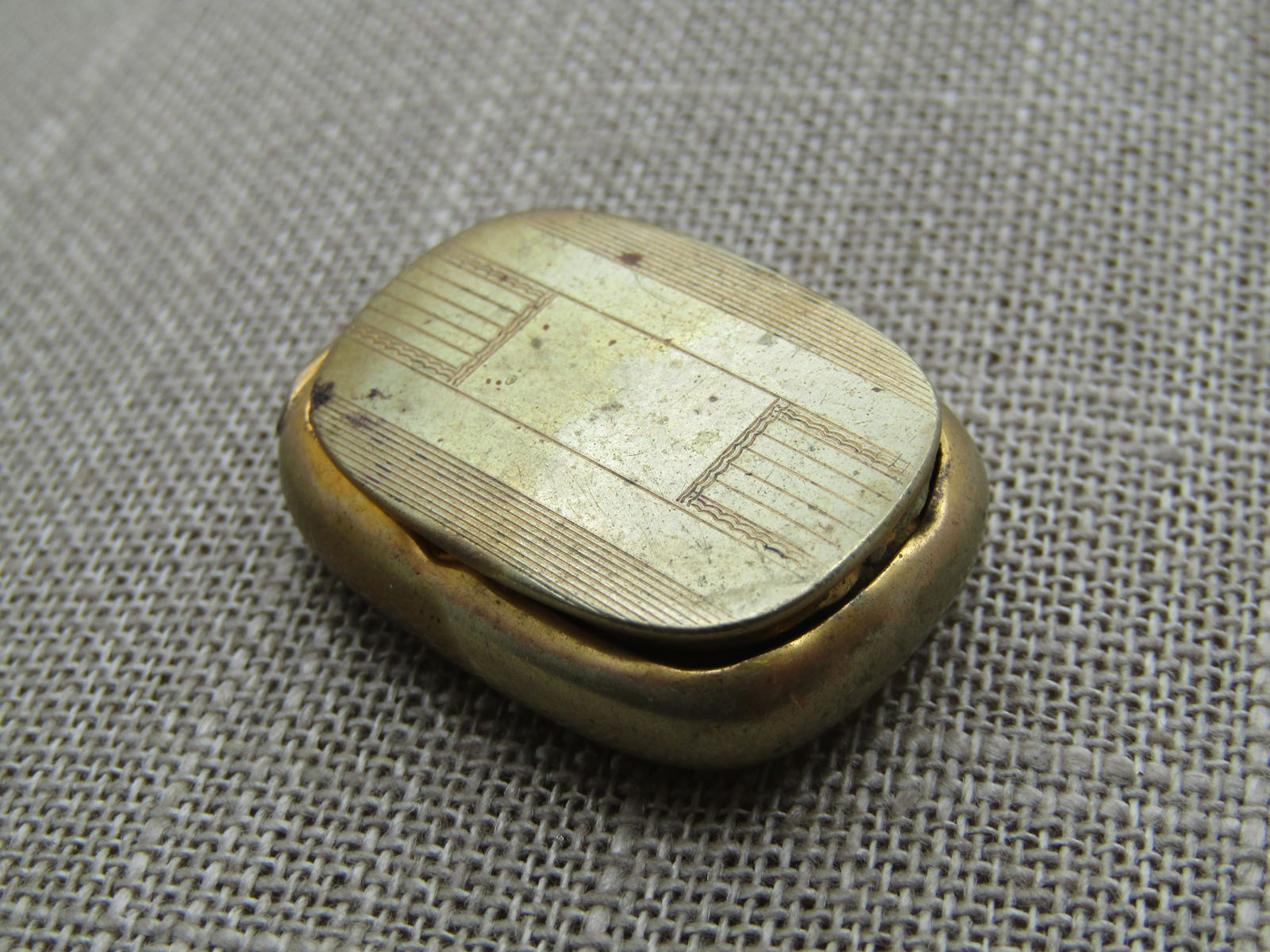 Vintage Hinged Snuff Box Art Deco, 1920's-1930's, 1-1/8" by 3/4": Vintage Hinged Snuff Box Art Deco, 1920's-1930's, 1-1/8" by 3/4", rectangular brassy gold tone with etched lid - gret as a pill box too. It isn ot signed or marked. Some finish wear which a quick ligh