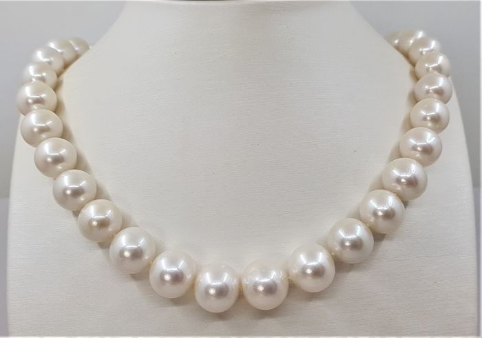11x14mm White Edison Freshwater Pearls - Necklace: Title: 11x14mm White Edison Freshwater Pearls - Necklace Description: This necklace will stand out for its radiant glow and unique large size ! Most freshwater pearls are nucleated by tissue, but Edis