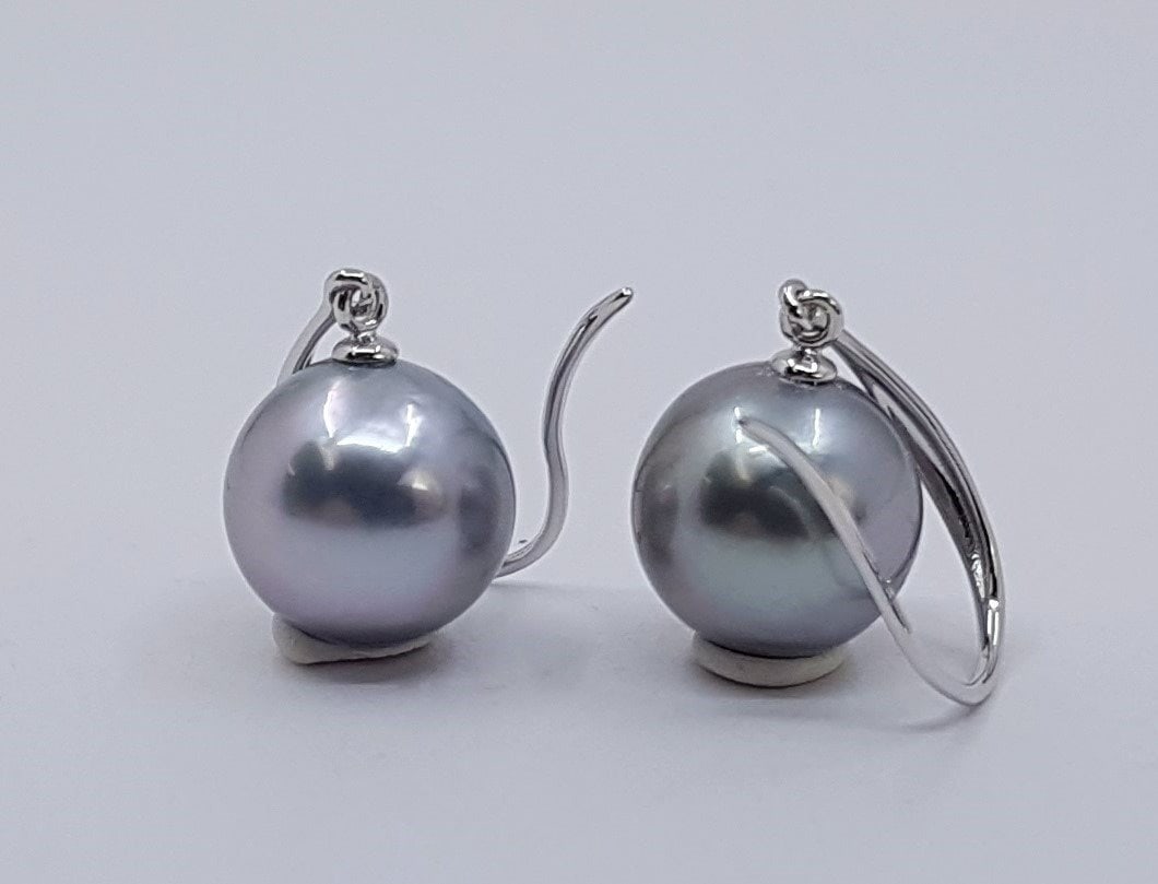 14 kt. White gold - Earrings - 9mm Silvery Tahitian Pearls: Title: 14 kt. White gold - Earrings - 9mm Silvery Tahitian Pearls Description: Produced by the Pinctada Margaritifera oyster in the tropical lagoons of French Polynesia, these pearls have a natural ma