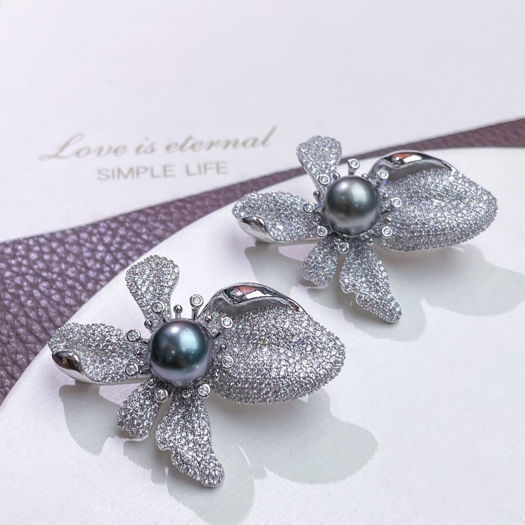 Natural Rare Primary Color Seawater Tahitian Pearl Brooch: Natural rare primary color seawater Tahitian pearl brooch. 9 10mmReserve: $300.00Shipping:Domestic: Shipping rates are determined by destinationInternational: Foreign shipping rates are determined by