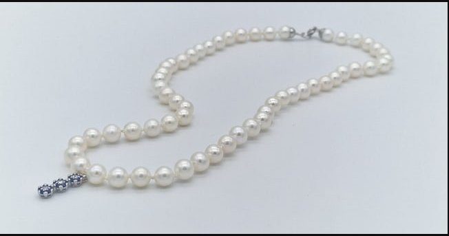 akoya pearl necklace with 18 kt gold trilogy pendant, diamonds and sapphires (1 of 1)