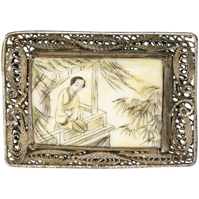 19th C Chinese Scrimshaw Pin Silver Wire Mount: DescriptionTitle: 19th C Chinese Scrimshaw Pin Silver Wire MountSize: 1 1/2? x 1?.Description:A delicate artistic antique Chinese pin showing a woman in a garden pavilion.Scrolling wire edge with rais