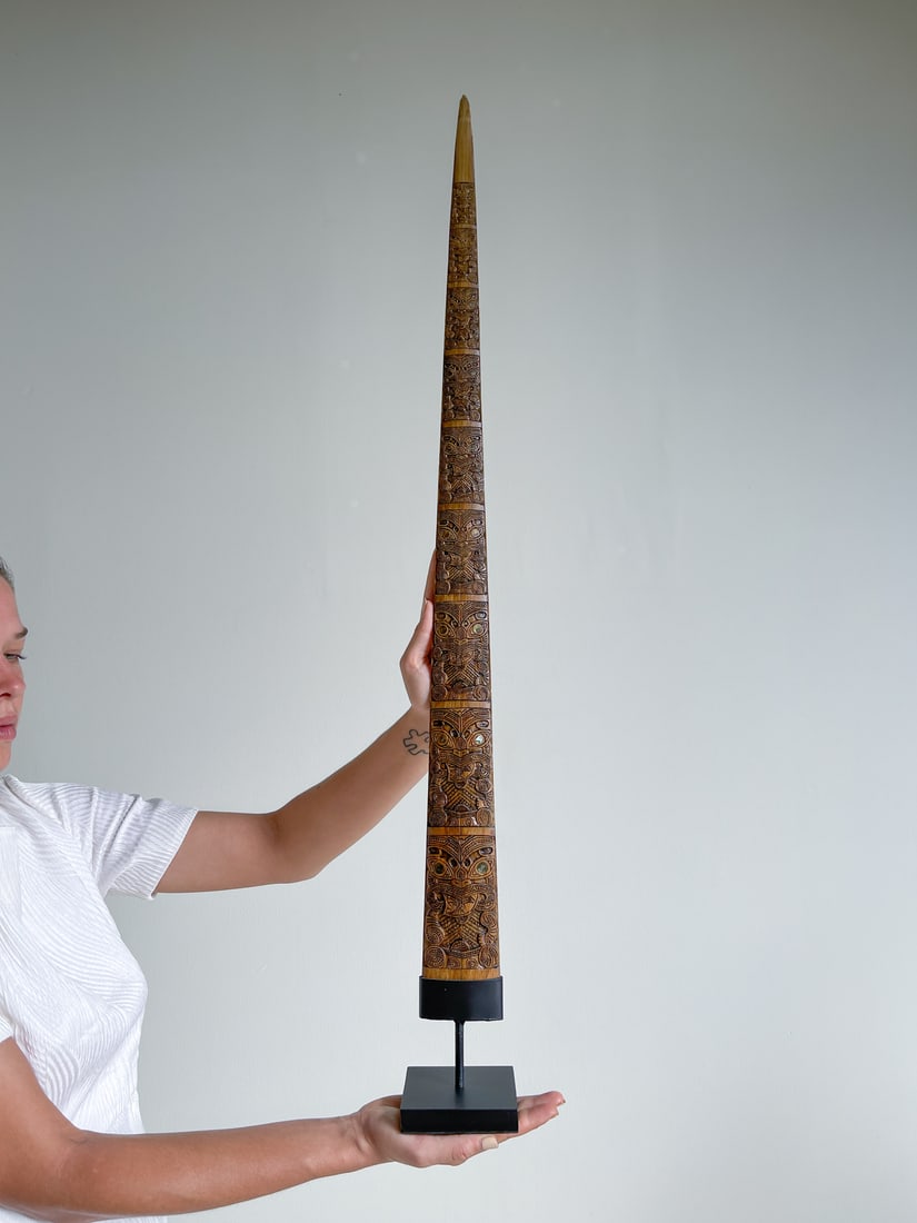 XL Swordfish tusk Maori - Wheku & Tiki garis: Title: XL Swordfish tusk Maori - Wheku & Tiki garis Maker: Unknown Origin: Indonesia Date/Period: 2023 Materials: Xiphias Gladius, Bone, steel, Dimensions:Height including stand: 99 cm / 38.9 iinches 