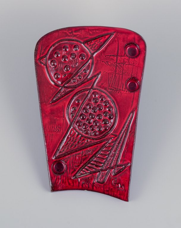 Ester Wallin (1928-2009) for Upsala Ekeby, Sweden. Stoneware wall relief with an abstract motif.: Ester Wallin (1928-2009) for Upsala Ekeby, Sweden. Stoneware wall relief with an abstract motif. Glazed in red hues. Ca. 1960. Model: 0117E Perfect condition. Marked. Dimensions: Width 18.0 cm x Heigh
