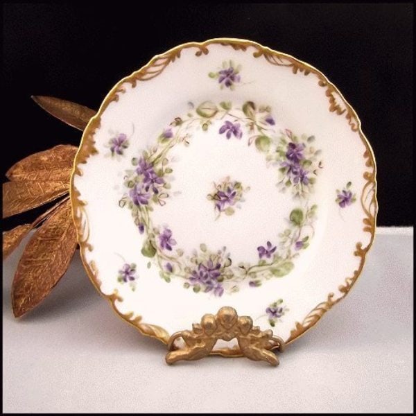 Circa 1892 Tressemann Vogt French Limoge Plate Violets w 24kt Gold: Title: Circa 1892 Tressemann Vogt French Limoge Plate Violets w 24kt Gold Description: This very admirable Limoge porcelain plate is embellished with refreshing purple violets and soft green leaves. T