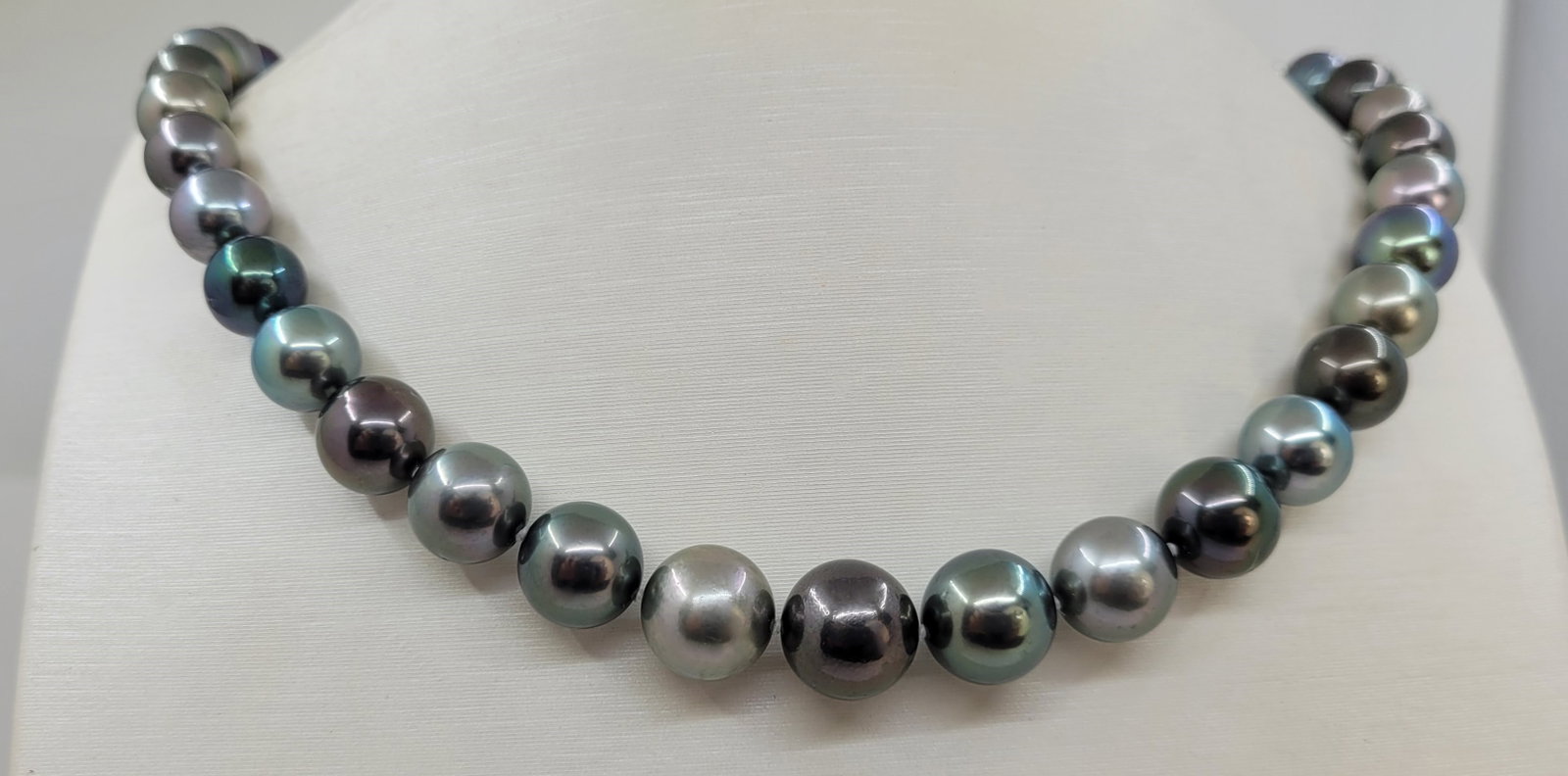Certified Aurora Peacock - 8.1x11.8mm Multi Tahitian Pearls - Necklace: Title: Certified Aurora Peacock - 8.1x11.8mm Multi Tahitian Pearls - Necklace Description: Special Appellation: Aurora Peacock This necklace is in the category of the strongest Teri according to the t