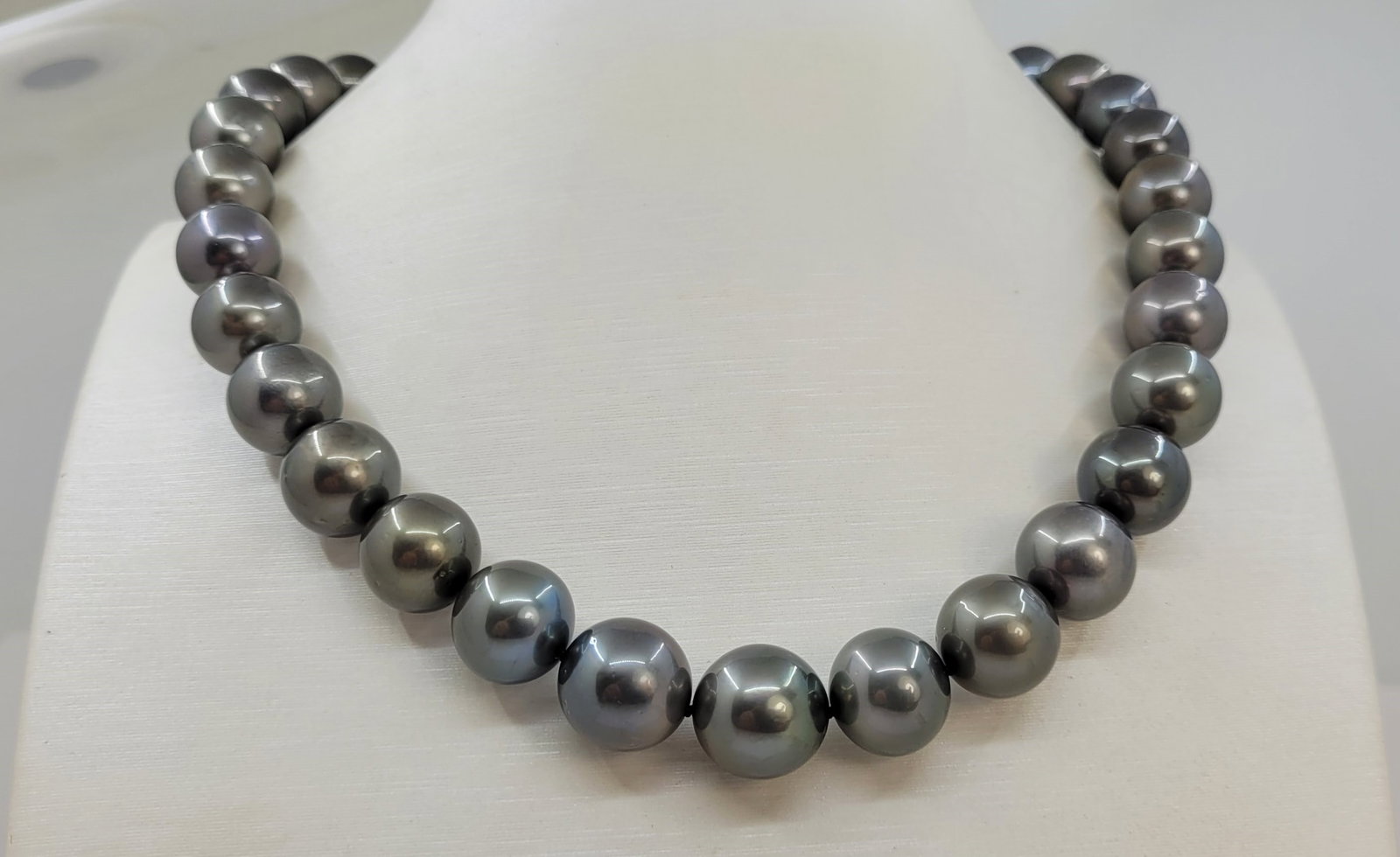 Certified Aurora Peacock - 11.0x13.2mm Large Tahitian Pearls - Necklace: Title: Certified Aurora Peacock - 11.0x13.2mm Large Tahitian Pearls - Necklace Description: Special Appellation: Aurora Peacock This necklace is in the category of the strongest Teri according to the 