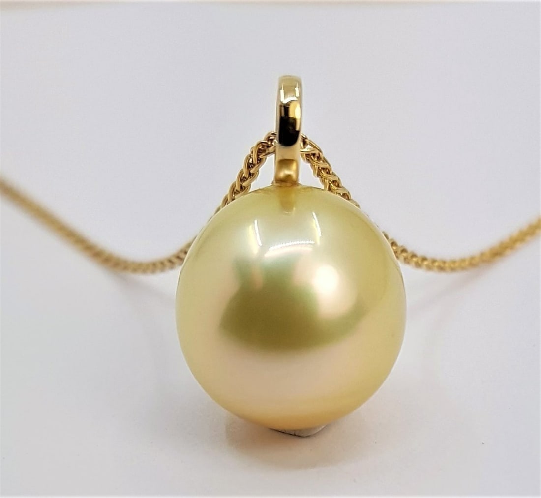 12x13mm Deep Golden South Sea Pearl - 14 kt. Gold - Pendant: Title: 12x13mm Deep Golden South Sea Pearl - 14 kt. Gold - Pendant Description: Emerging from the warm oceans of Australia, this pearl has been selected for its natural magnificent deep golden colour 