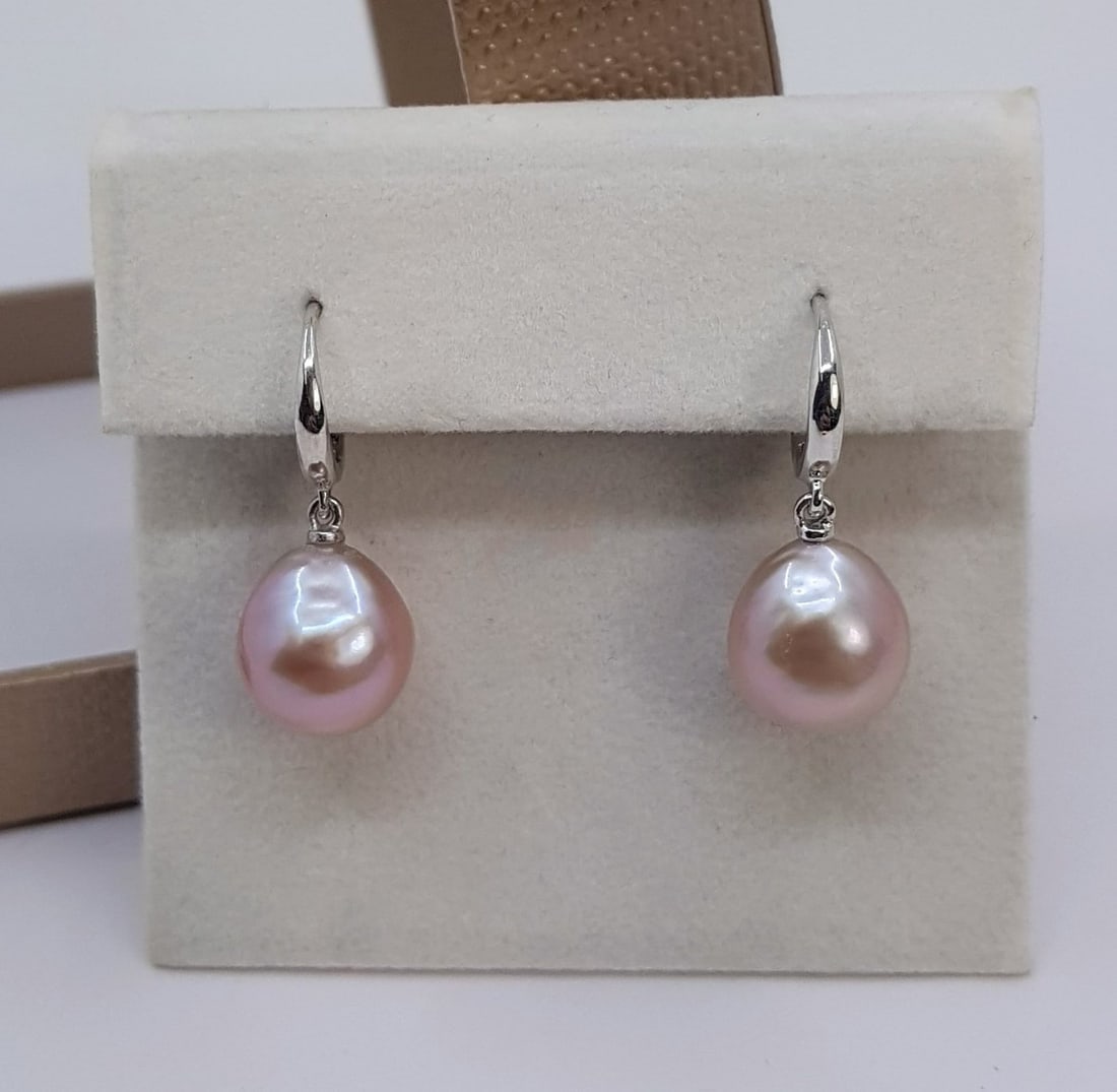 11mm Pink Edison Pearl Drops - 14kt gold - White gold - Earrings: Title: 11mm Pink Edison Pearl Drops - 14kt gold - White gold - Earrings Description: A Pair of Edison pearl earrings, that have been hand drawn in 14kt. gold and can be worn throughout the day and eve