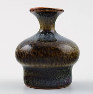 Stig Lindberg (1916-1982), Gustavberg Studio hand, ceramic miniature vase.: Stig Lindberg (1916-1982), Gustavberg Studio hand, ceramic miniature vase. Beautiful glaze. 4 x 3.5 cm. In perfect condition. Reserve: $119.00 Shipping:Domestic: Shipping rates are determined by