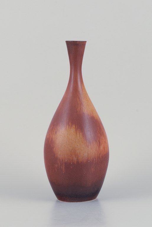 Carl Harry Stålhane (1920-1990) for Rörstrand, Sweden. Vase in hare's fur glaze. Darkred: Carl Harry Stålhane (1920-1990) for Rörstrand, Sweden. Vase in hare's fur glaze. Darkred and sandy hues. 1950s. In perfect condition. First factory quality. Dimensions: H 29.0 cm x D 11.0 cm
