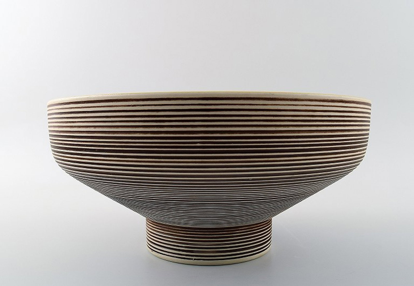 Rörstrand "Éntre" ceramic bowl.: Rörstrand "Éntre" ceramic bowl. In perfect condition. Measures 23 x 11 cm. Reserve: $210.00 Shipping: Domestic: Shipping rates are determined by destination International: Foreign shipping r