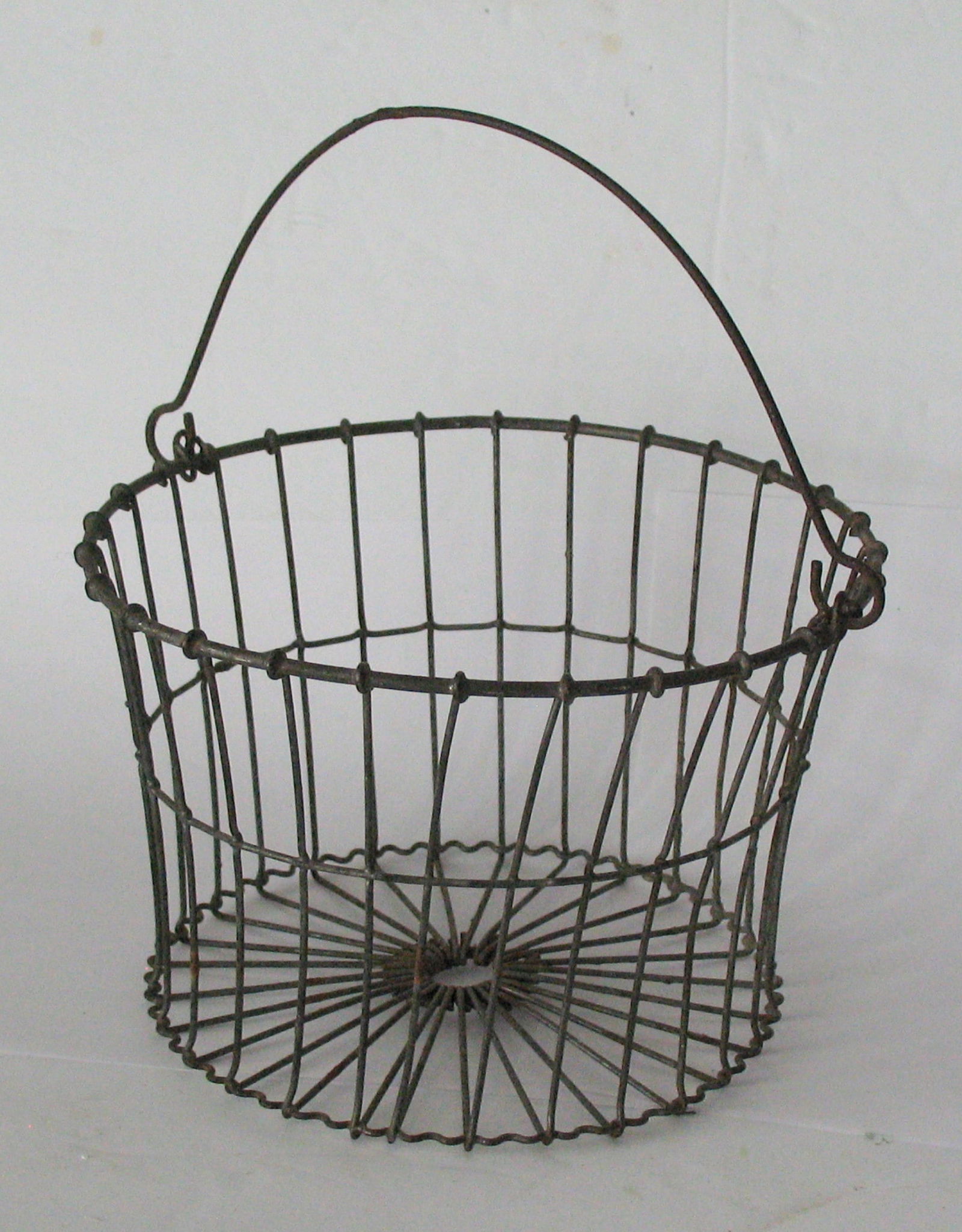Antique swing handle wire egg basket. (1 of 4)