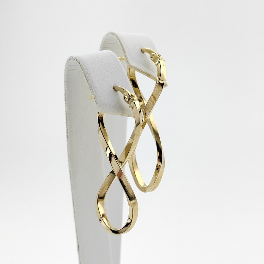 14K 585 Yellow Gold Infinity Earrings,Women Earrings: Title: 14K 585 Yellow Gold Infinity Earrings,Women Earrings Description: 14K 585 Yellow Gold Infinity Earrings,Women Earrings Condition:New -Weight:2.11g -Length:1.49 inch (38mm) With Gift Box Express