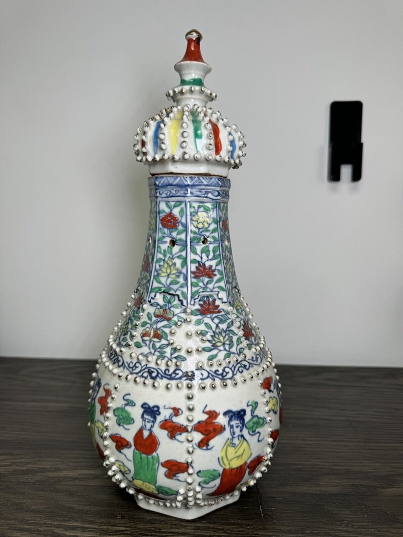 Qing dynasty Guangxu Multicolored textured Porcelain with flowers and females (1 of 11)