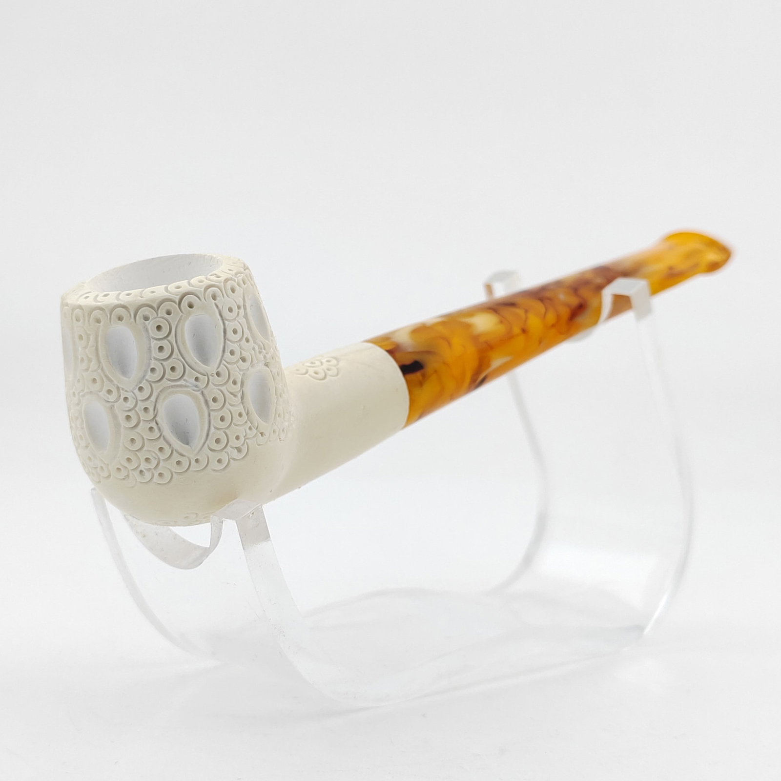 Classic Lattice Meerschaum Pipe: Title: Classic Lattice Meerschaum Pipe Materials: Meerschaum Dimension: 5.3 inch (13.5cm) Additional Information: Classic Lattice,Hand carved Meerschaum Pipe. Made in Turkey,Eskisehir by Meerschaum Ca