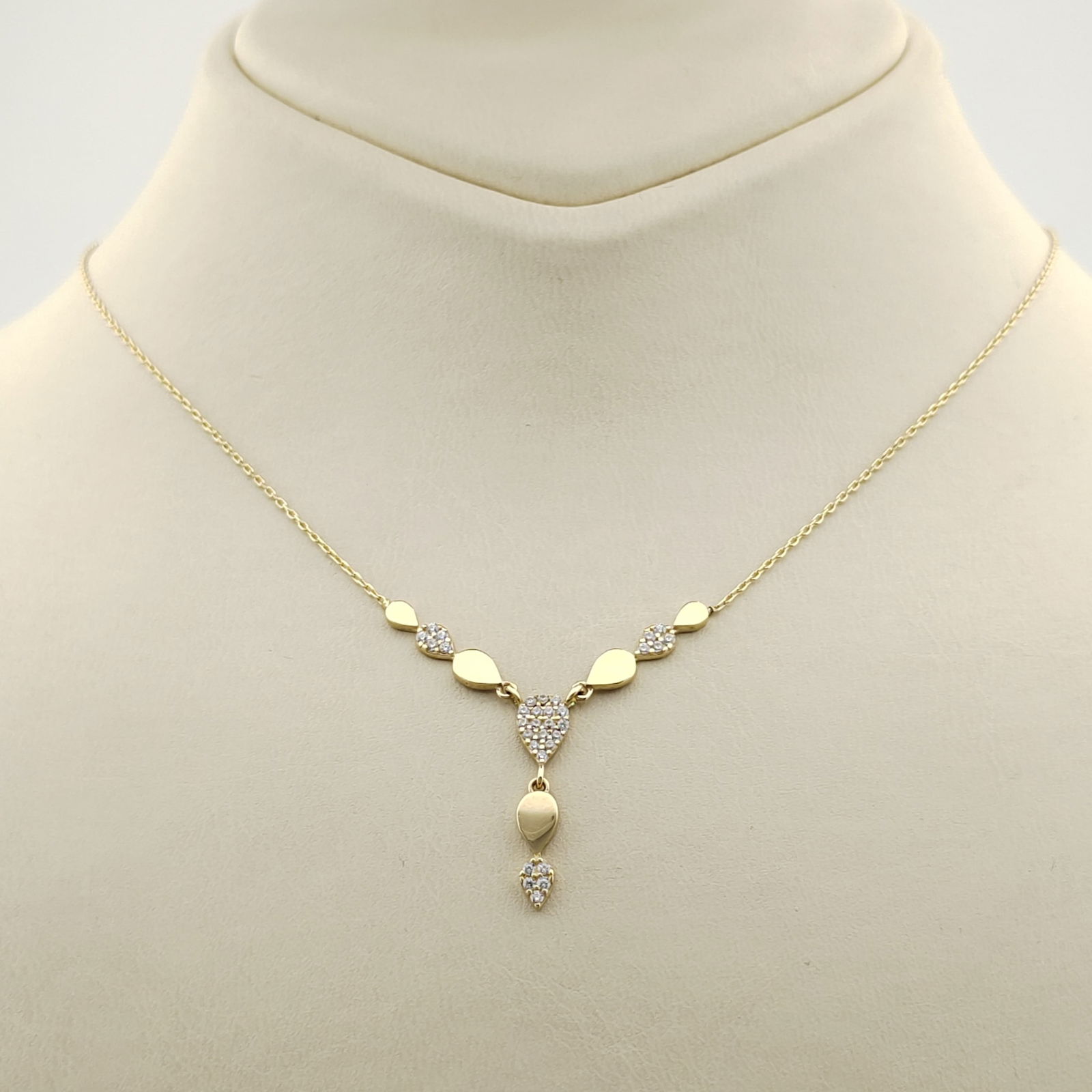 14K 585 Yellow Gold Drop Ladies Necklace with Zircon: Title: 14K 585 Yellow Gold Drop Ladies Necklace with Zircon Description: 14K 585 Yellow Gold Drop Ladies Necklace with Zircon Condition:New -Weight:2.17g -Chain Size Adjustable Between:17.9 - 19 inch