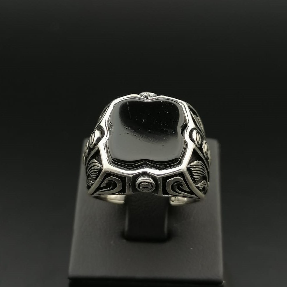 925 Silver Men's Ring with Black Onyx: Title: 925 Silver Men's Ring with Black Onyx Description: 925 Silver Men's Ring with Black Onyx -Condition:New -Total Weight:13.9g -Size: US Size 11.25 (21mm) With Gift Box Express Shipping.Carrier:DH
