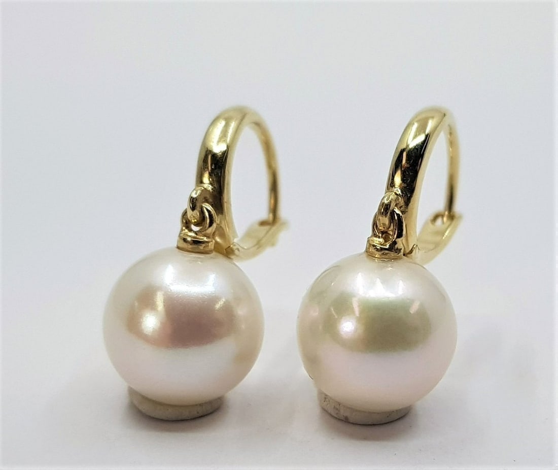 10x11mm Round White Edison Pearls - 14 kt. Yellow gold - Earrings: Title: 10x11mm Round White Edison Pearls - 14 kt. Yellow gold - Earrings Description: A Pair of Edison pearl earrings, that have been hand drawn in 14kt. gold and can be worn throughout the day and ev