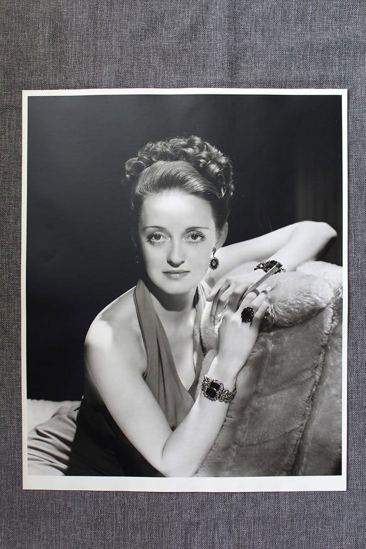 Bette Davis By George Hurrell - Hurrell Portfolio I (1940) 16x20 US Photographic Print: Bette Davis By George Hurrell - Hurrell Portfolio I (1940) 16x20 US Photographic Print, Please refer to the attached photos to determine the condition of this original vintage item. Reserve: $463.00 S