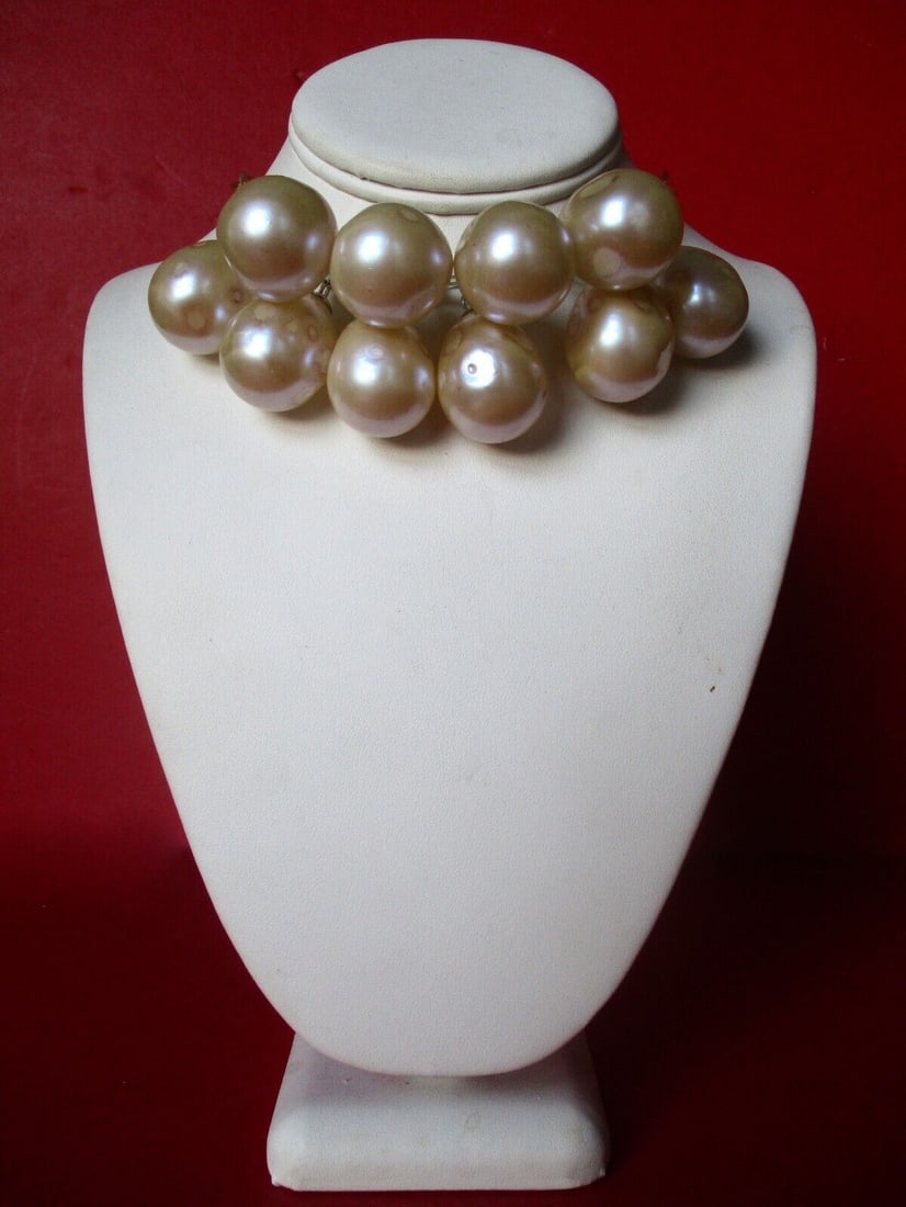 Antique Rare Celluloid Bubble Choker Necklace/Boho/Shabby Chic: Title: Antique Rare Celluloid Bubble Choker Necklace/Boho/Shabby Chic Description: Antique Rare Celluloid Bubble Choker Necklace Circa. 1915-1920 American Clear celluloid/lucite links adorned with 10 