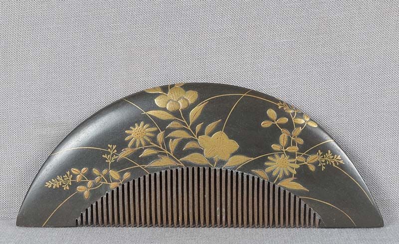 19c Japanese lacquer KUSHI hair COMB MEADOW grasses & flowers: Late Meiji period (1890s to 1912) Japanese wooden kushi (hair comb) with gold lacquer decoration of various meadow flowers and grasses on dark olive lacquer background. Beautifully made out of dense w