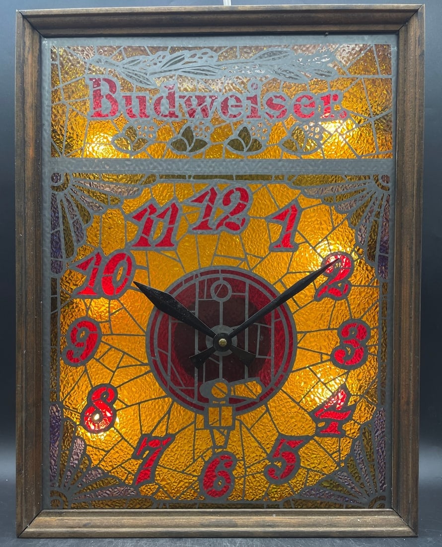 VINTAGE BUDWEISER LAGER BEER FAUX STAINED GLASS BAR BUD SIGN CLOCK (1 of 8)