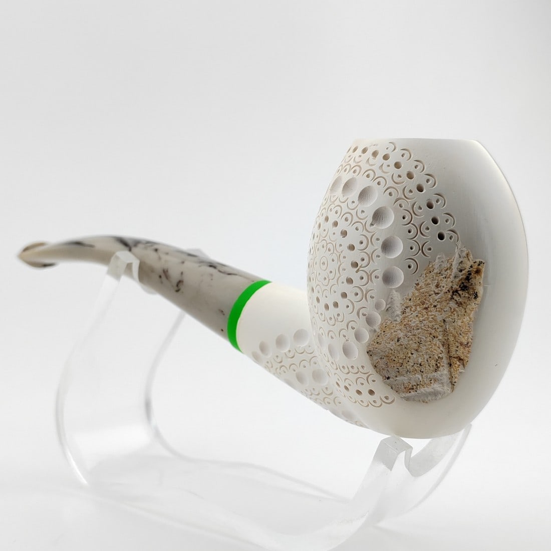Classic Lattice Natural Meerschaum Pipe: Title: Classic Lattice Natural Meerschaum Pipe Materials: Meerschaum Dimension: 5.7 inch (14.5cm) Description: Classic Lattice Natural,Hand carved Meerschaum Pipe. Made in Turkey,Eskisehir by Meerscha